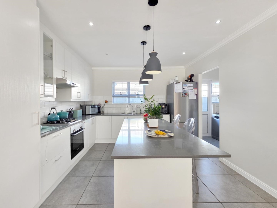 3 Bedroom Property for Sale in Sunningdale Western Cape